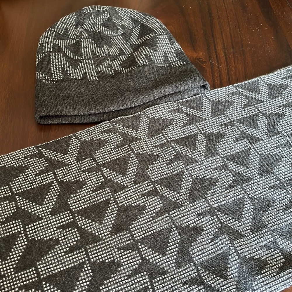 NWOT Michael Kors hat/scarf set